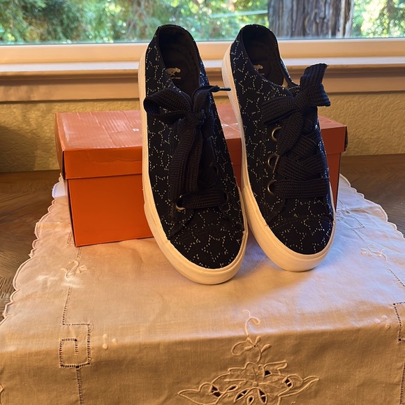 Rocket Dog Shoes - Rocket Dog Athena Star sneaker. 7 1/2